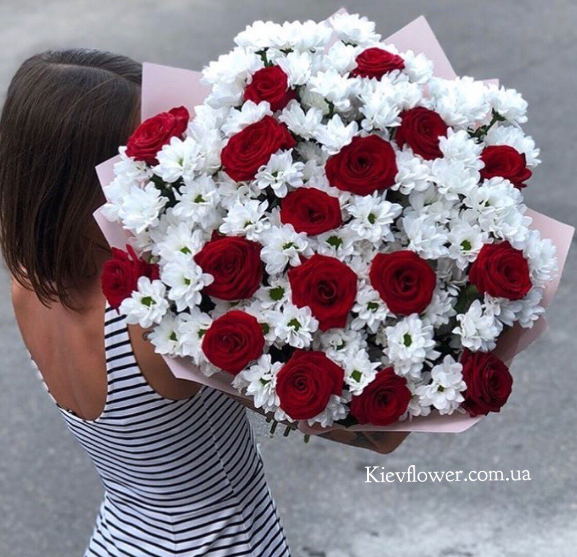 Букет из красных роз и белых ромашек